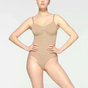 SKIMS Adjustable Straps Seamless Sculpt Compression Thong Bodysuit Size …